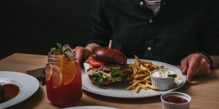 Burger menu pro jednoho i pro dva: poctivý burger s hranolky i nápoj