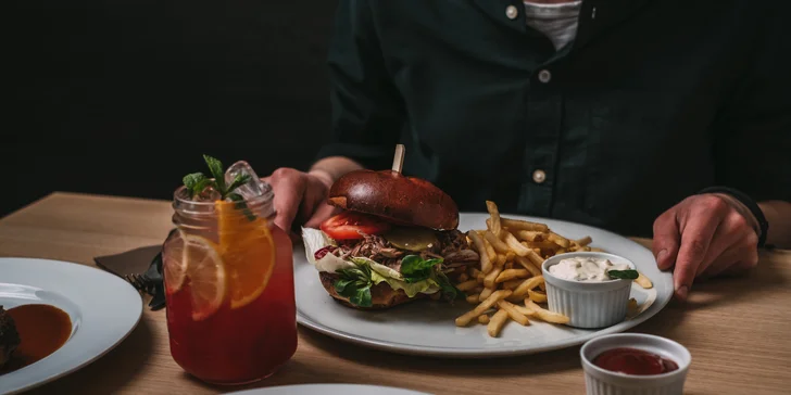 Burger menu pro jednoho i pro dva: poctivý burger s hranolky i limonádou