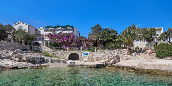 Apartmány na Hvaru: ubytování u moře v jedné z nejkrásnějších zátok Jadranu, mazlíčci vítání