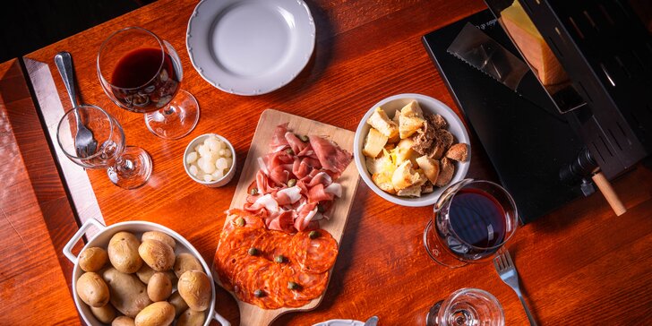 Raclette hostina pro 2 či 4 osoby: švýcarský sýr, brambory, nakládaná zelenina, pršut a víno