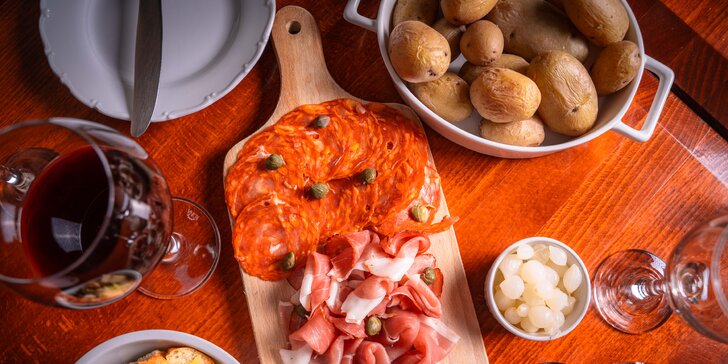 Raclette hostina pro 2 či 4 osoby: švýcarský sýr, brambory, nakládaná zelenina, pršut a víno