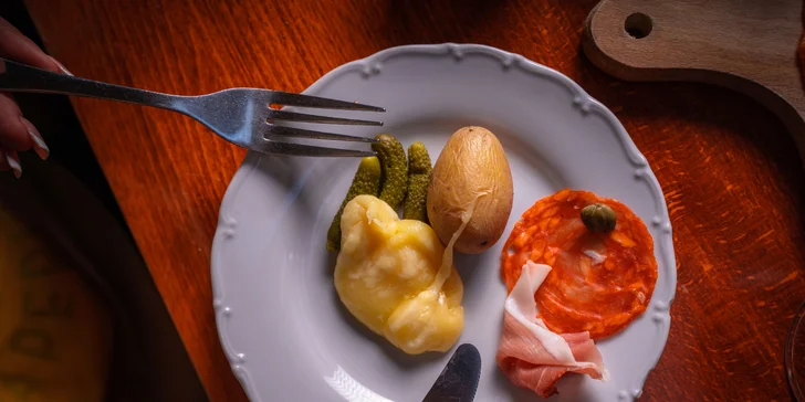 Raclette hostina pro 2 či 4 osoby: švýcarský sýr, brambory, nakládaná zelenina, pršut a víno