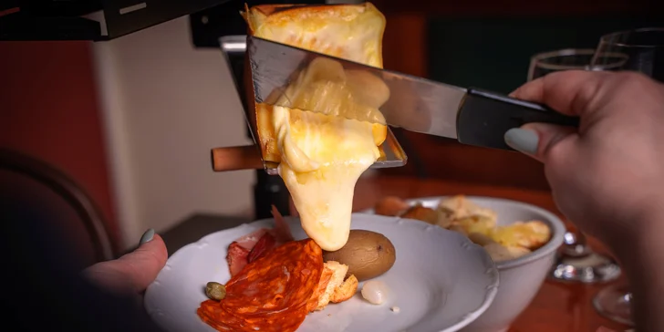 Raclette hostina pro 2 či 4 osoby: švýcarský sýr, brambory, nakládaná zelenina, pršut a víno