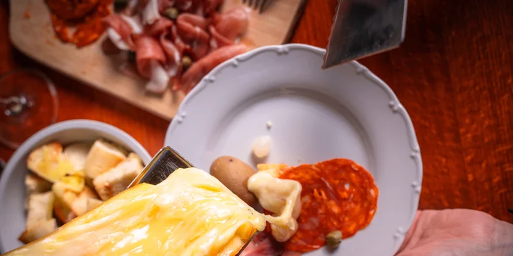 Raclette hostina pro 2 či 4 osoby: švýcarský sýr, brambory, nakládaná zelenina, pršut a víno