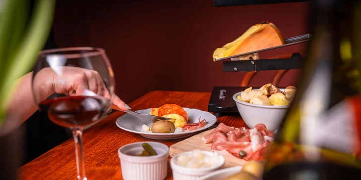 Raclette hostina pro 2 či 4 osoby: švýcarský sýr, brambory, nakládaná zelenina, pršut a víno