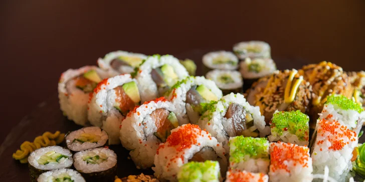 Pestré sushi sety: 12–34 ks různých druhů s rybami i zeleninou