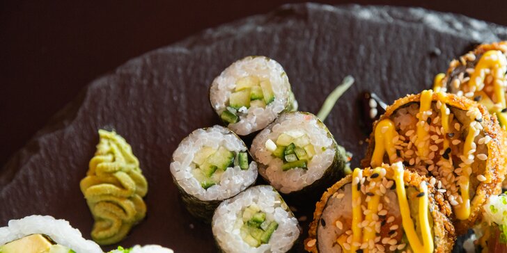 Pestré sushi sety: 12–34 ks různých druhů s rybami i zeleninou
