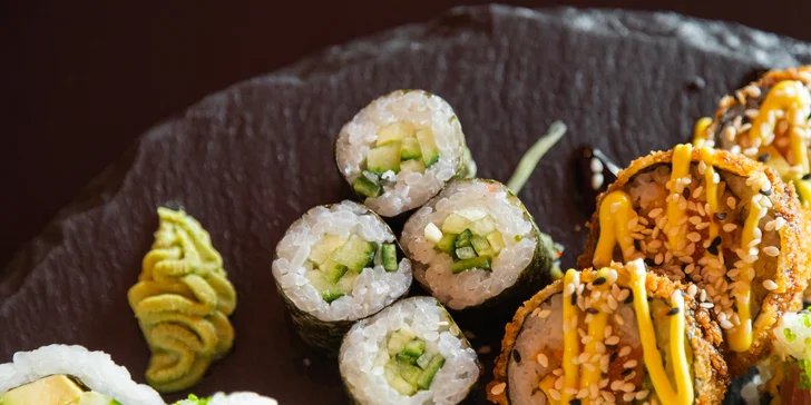 Napěchované sushi sety: 16–157 rolek i se salátem, polévkami či závitky