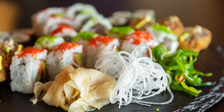 Napěchované sushi sety: 16–157 rolek i se salátem, polévkami či závitky