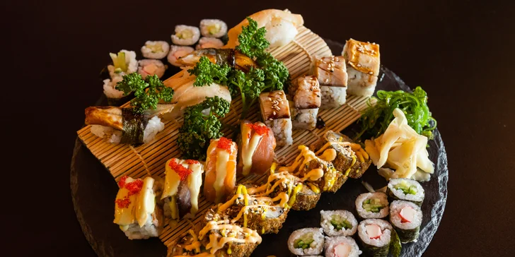 Pestré sushi sety: 12–34 ks různých druhů s rybami i zeleninou