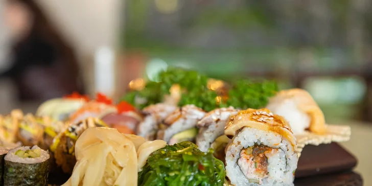 Napěchované sushi sety: 16–157 rolek i se salátem, polévkami či závitky