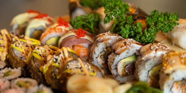 Napěchované sushi sety: 16–157 rolek i se salátem, polévkami či závitky