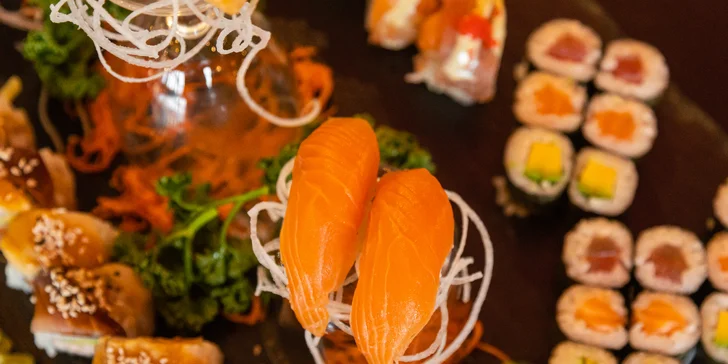 Napěchované sushi sety: 16–157 rolek i se salátem, polévkami či závitky