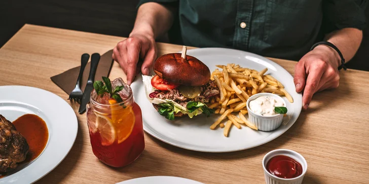 Burger menu pro jednoho i pro dva: poctivý burger s hranolky i limonádou