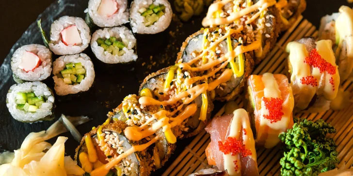 Pestré sushi sety: 12–34 ks různých druhů s rybami i zeleninou