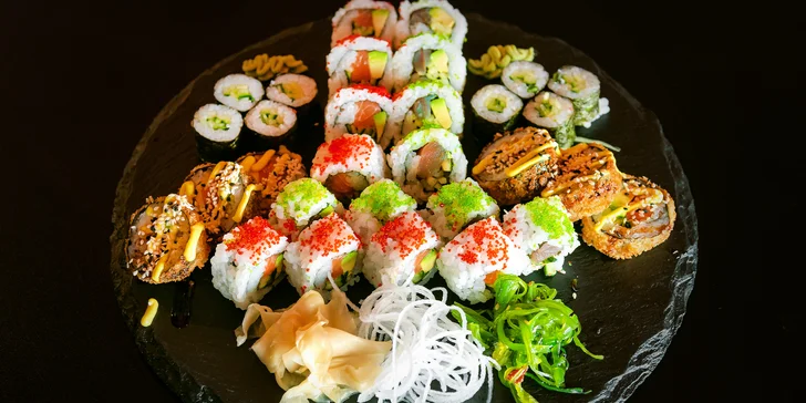 Pestré sushi sety: 12–34 ks různých druhů s rybami i zeleninou