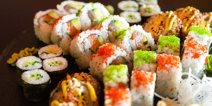 Napěchované sushi sety: 16–157 rolek i se salátem, polévkami či závitky