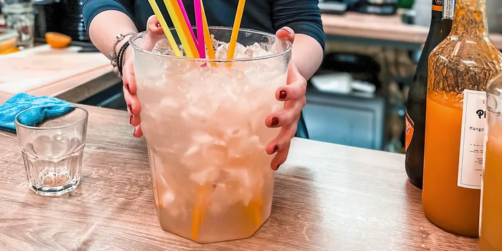 Maxi drinky v hudební kavárně na Vinohradech pro celou partu
