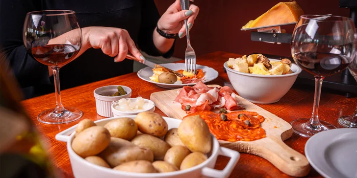 Raclette hostina pro 2 či 4 osoby: švýcarský sýr, brambory, nakládaná zelenina, pršut a víno