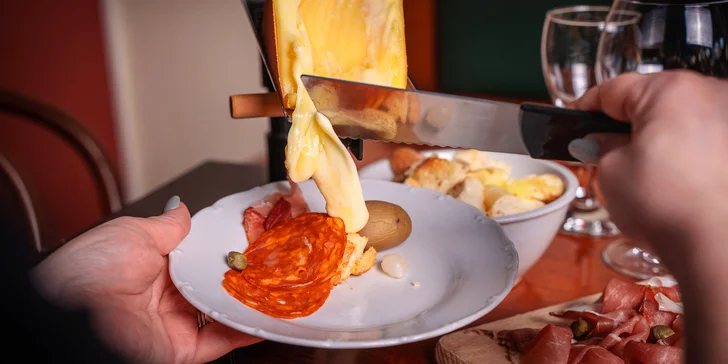 Raclette hostina pro 2 či 4 osoby: švýcarský sýr, brambory, nakládaná zelenina, pršut a víno