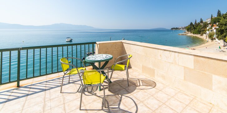 Dovolená u chorvatského Gradacu: rodinný hotel s restaurací na pláži, nádherný výhled na moře, polopenze