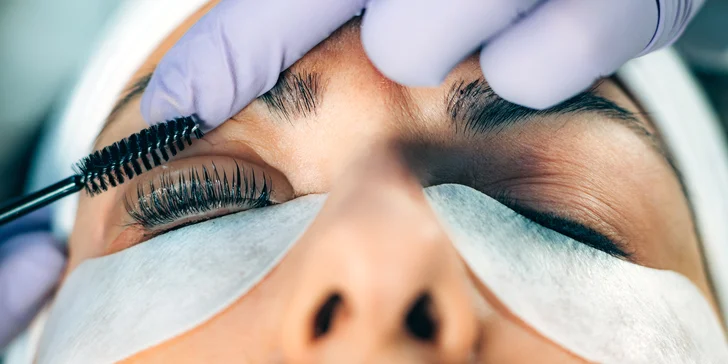 Lash lifting: přirozeně zvýrazněné a vyživené řasy, třeba i barvení a úprava obočí