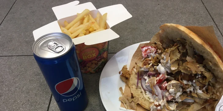 Telecí či kuřecí kebab v tortille nebo chlebu s hranolky a nápojem dle výběru