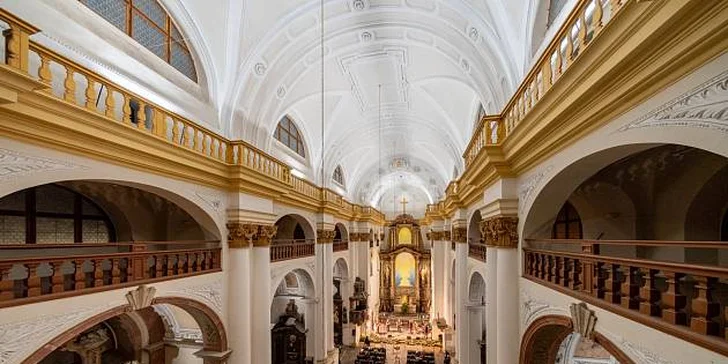 interiér kostela Sv. Ignáce z Loyoly v Chomutově