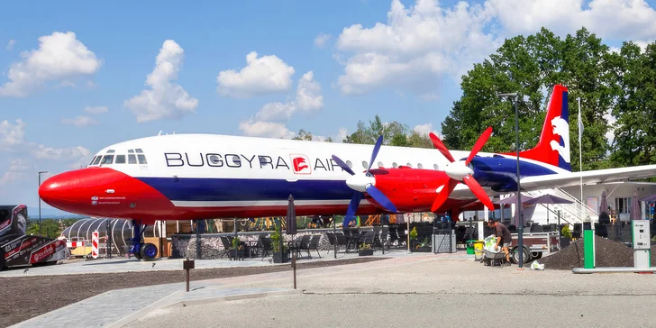 Bašta v Letadle pro 1 či 2 pasažéry: double cheeseburger i hranolky s nápojem na palubě nebo i venku na zahrádce