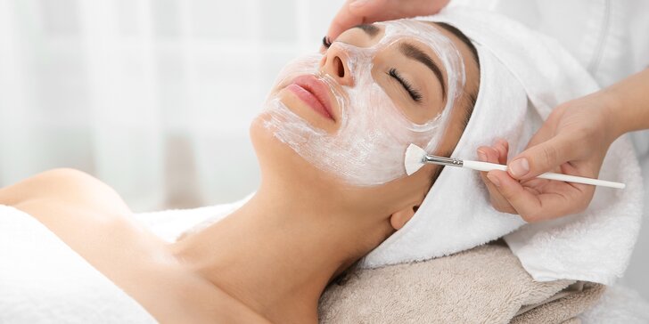 Kosmetické ošetření s peelingem, masáží obličeje i varianta s dlouhodobě hydratujícím sérem