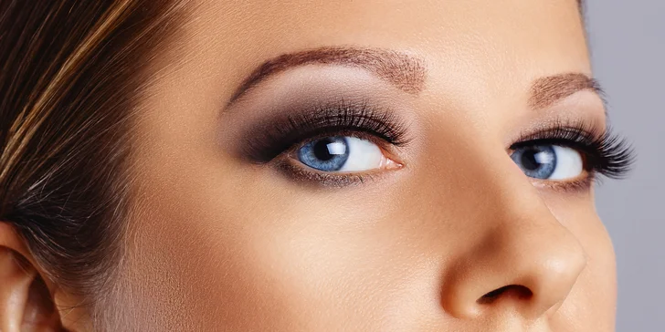 Prodloužení řas pomocí UV lash systému: light volume i přirozeně vypadající metoda řasa na řasu