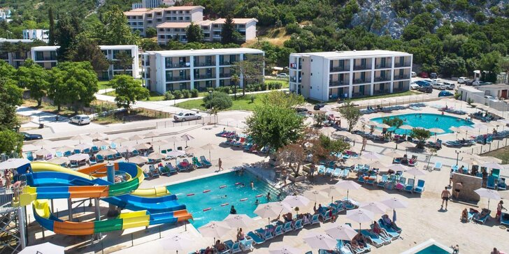 Černá Hora s all inclusive: 4* resort s bazénem kousek od pláže, v ceně letenky, transfer i plážový servis