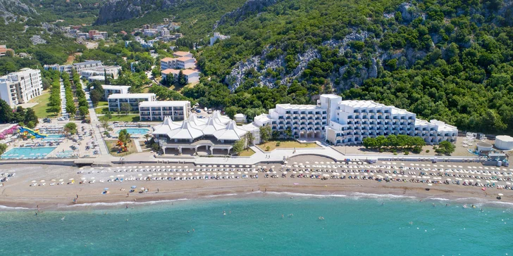 Černá Hora s all inclusive: 4* resort s bazénem kousek od pláže, v ceně letenky, transfer i plážový servis