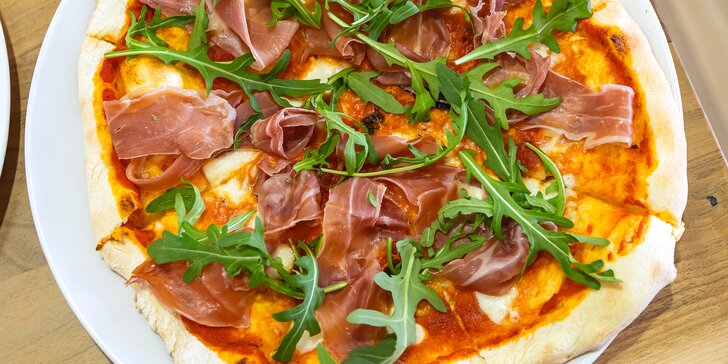 Pravá italská pizza podle výběru z 12 druhů a Coca-Cola pro 2 osoby