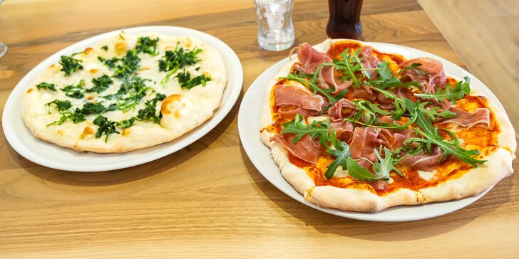 Pravá italská pizza podle výběru z 12 druhů a Coca-Cola pro 2 osoby