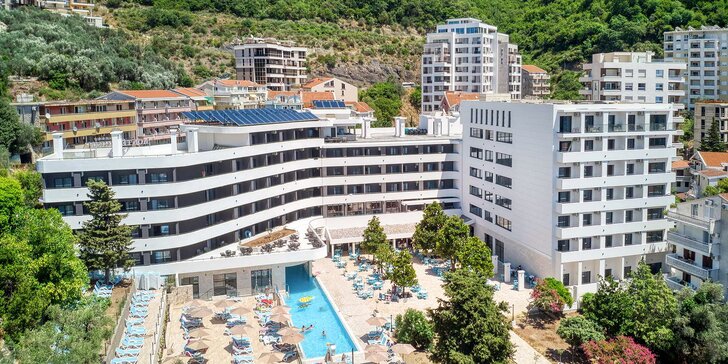 7 nocí u moře v Rafailovici: 4* hotel s all inclusive a spa kousek od pláže, letenky i transfer v ceně