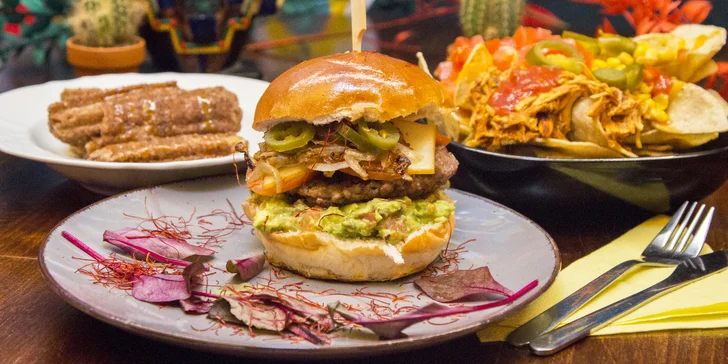 Exotická dobrota: mexický burger i menu s nachos a churros pro 2 osoby