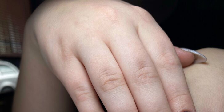 Modeláž gelových nehtů, ošetřující krém, zdobení a třeba i masáž rukou