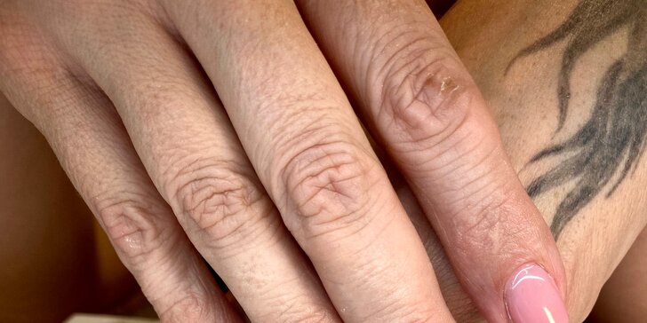 Modeláž gelových nehtů, ošetřující krém, zdobení a třeba i masáž rukou
