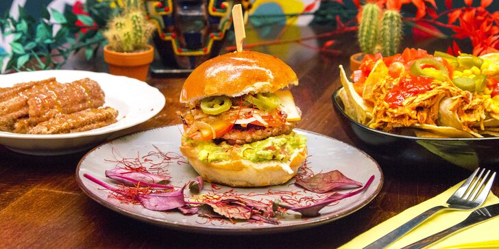 Exotická dobrota: mexický burger i menu s nachos a churros pro 2 osoby
