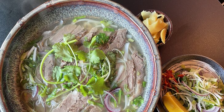 Vietnamská polévka phở s hovězím, nudlemi a bylinkami pro 1 i 2 osoby