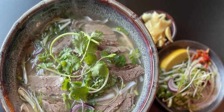 Vietnamská polévka phở s hovězím, nudlemi a bylinkami pro 1 i 2 osoby
