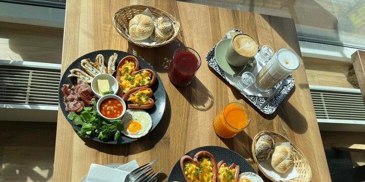 Bohatá snídaně v La Café pro dva: vajíčka, párky, fazolky i káva a džus