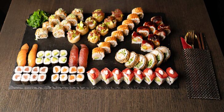 Vytříbené sushi sety v MOON Sushi Restaurant v centru Brna: 34 až 74 ks i wakame salát