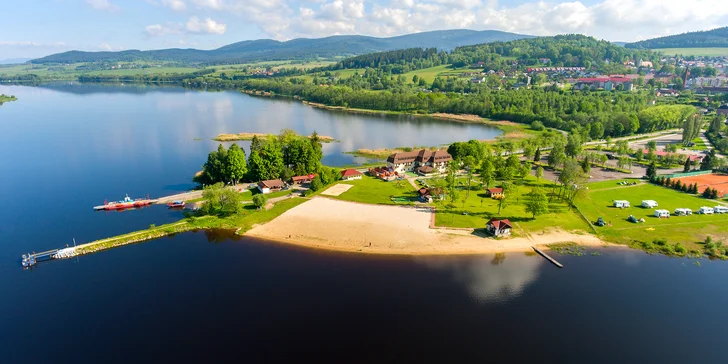 Pobyt přímo u Lipna s krásným výhledem: netradiční sauna, snídaně či polopenze včetně dezertu