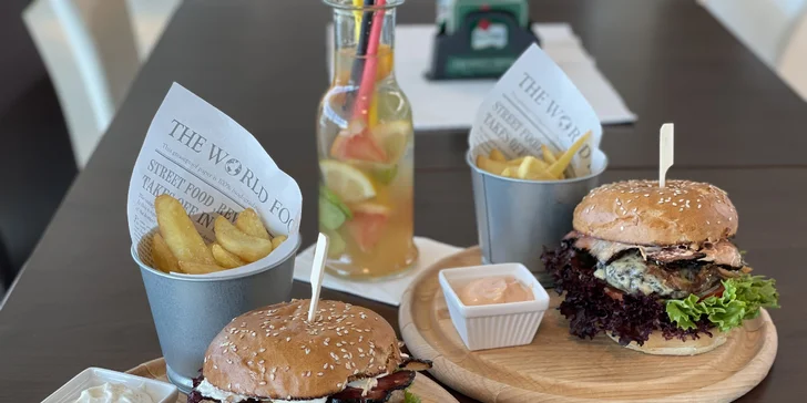 Hovězí nebo kuřecí burger, hranolky a limonáda v restauraci u větrného tunelu