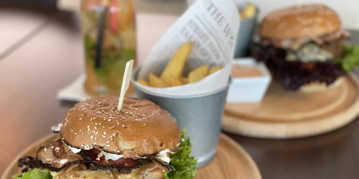 Hovězí nebo kuřecí burger, hranolky a limonáda v restauraci u větrného tunelu