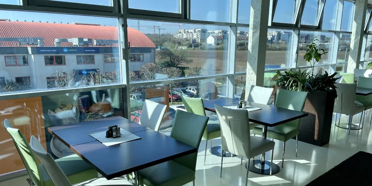 Hovězí nebo kuřecí burger, hranolky a limonáda v restauraci u větrného tunelu