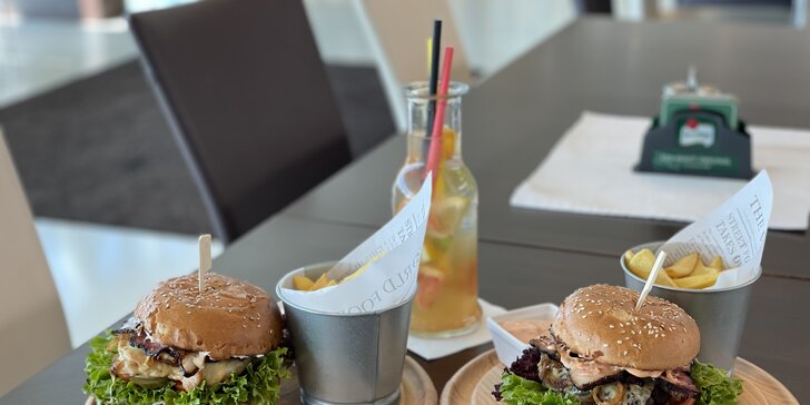 Hovězí nebo kuřecí burger, hranolky a limonáda v restauraci u větrného tunelu