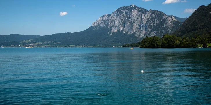 Autobusem k rakouskému jezeru Attersee: koupání nebo projížďka na kole